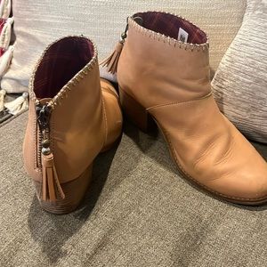 Toms Tan Brown Ankle Boots Booties with Tassel Zipper Size 9